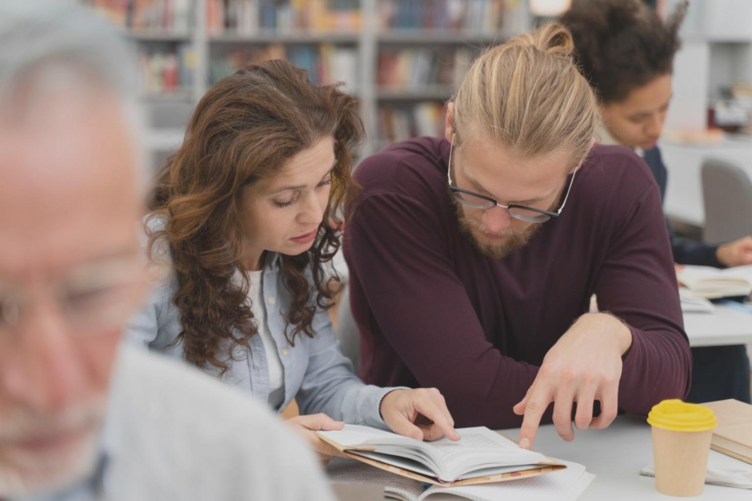Consultation financière personnalisée avec documents et calculatrice