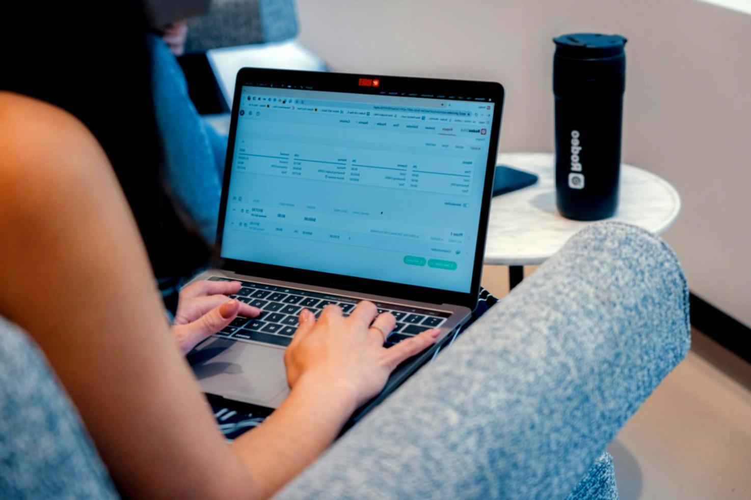Équipe kelanivexor travaillant sur des solutions financières personnalisées